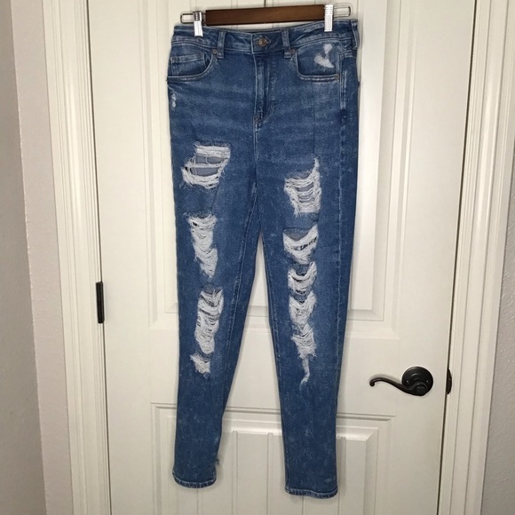 American Eagle Ripped Mom Jeans Size 4. - Picture 2 of 10